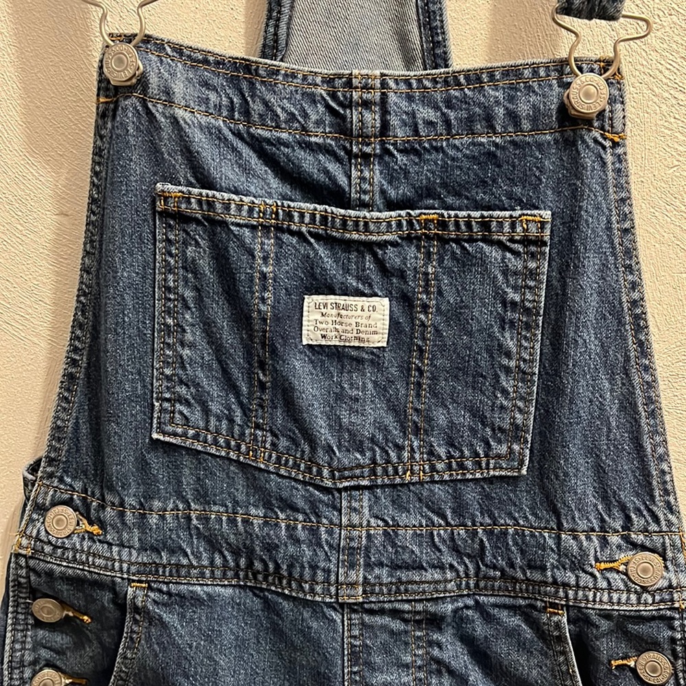 Levi’s Shorts Overalls 🌼